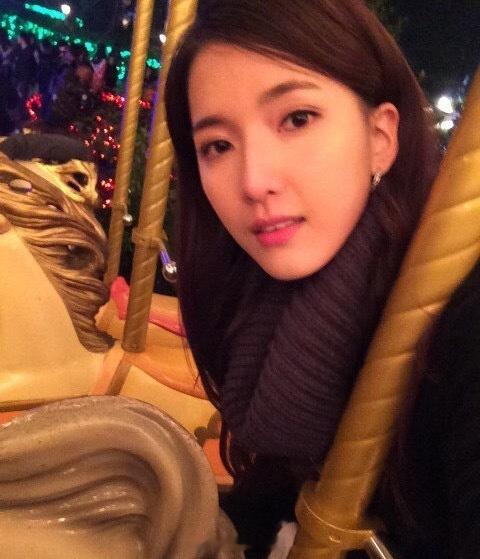 陈匡怡发文想轻生看她以前照片笑得多甜，现在文字里全是绝望。不管遇到什么事，一定要