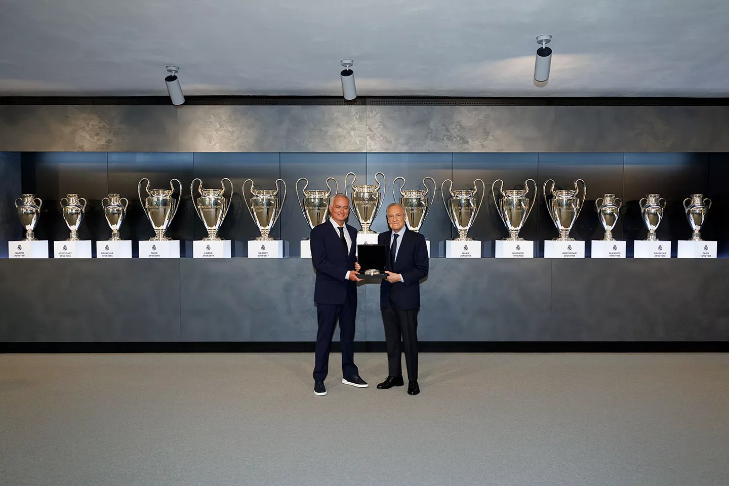 皇马官方：穆里尼奥正式亮相，成为皇马新任主教练！halamadrid