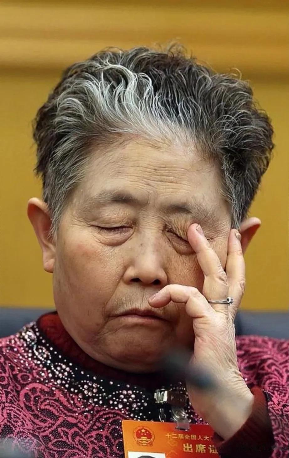 “老干妈”营收下降12亿，76岁的创始人陶华碧再度出山，直播带货成了她挽救品牌复