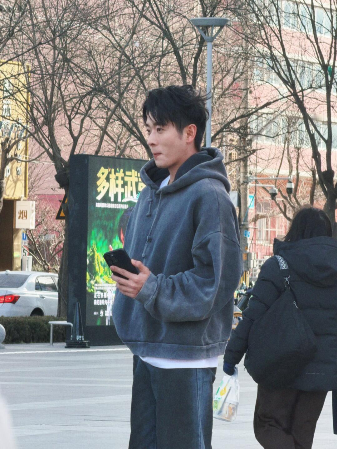 丞磊  三里屯偶遇丞磊东东也来线下打卡新剧大屏我们成何体统剧组真的在很努力剧宣了