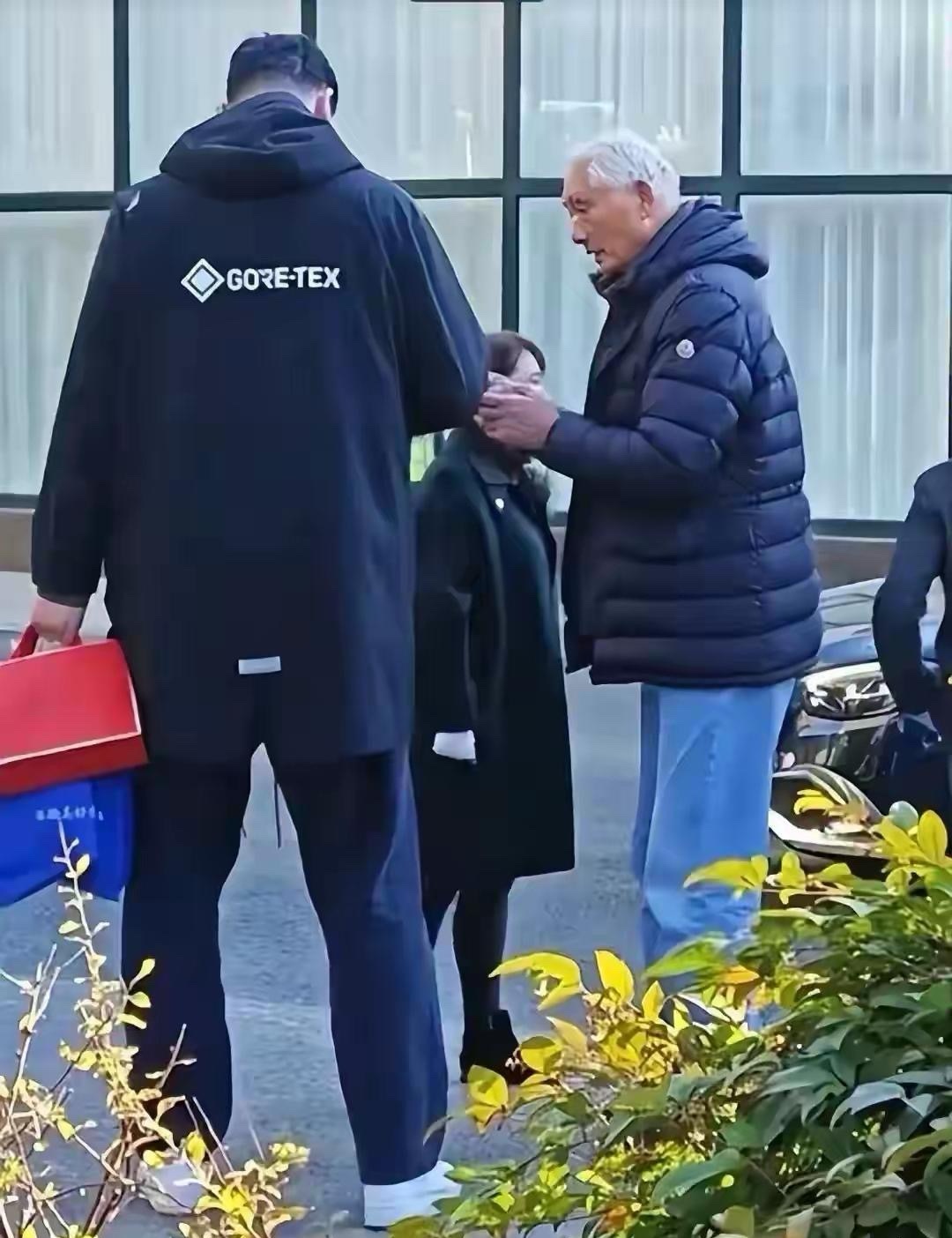 姚明陪父母上海探亲！身材发福有400斤，人群中很扎眼 