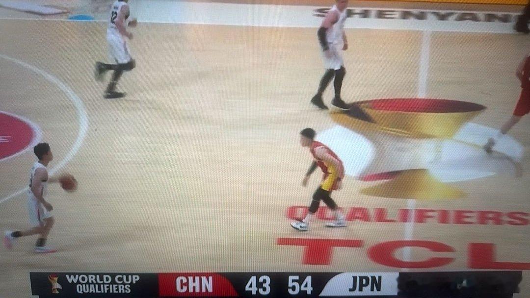 中国男篮半场落后10分中国男篮vs日本男篮为什么感觉我们都没有好的战术呢？！我们