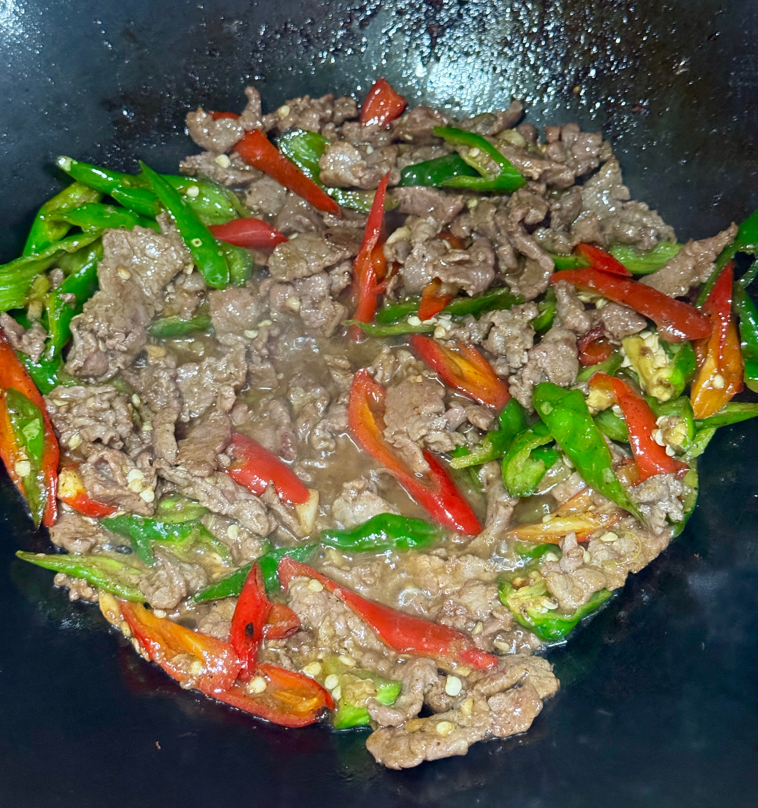 我姐去惠州了至少有一年没下过厨的我随手炒了三个菜西红柿辣椒炒蛋，牛肉炒尖椒，手撕