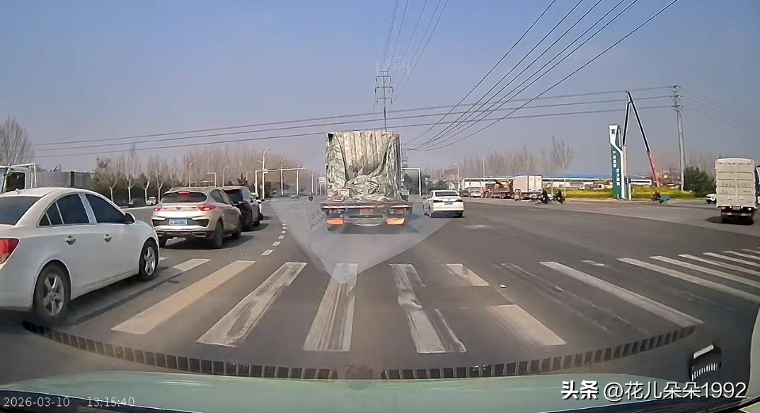 还好没闯红灯，左转车都没起步。
出线到记录仪的视角看见灯大约3秒，灯露出来的时候