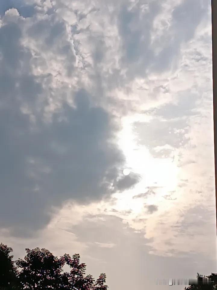 微风轻拂浓云下
人间琐事谁管它