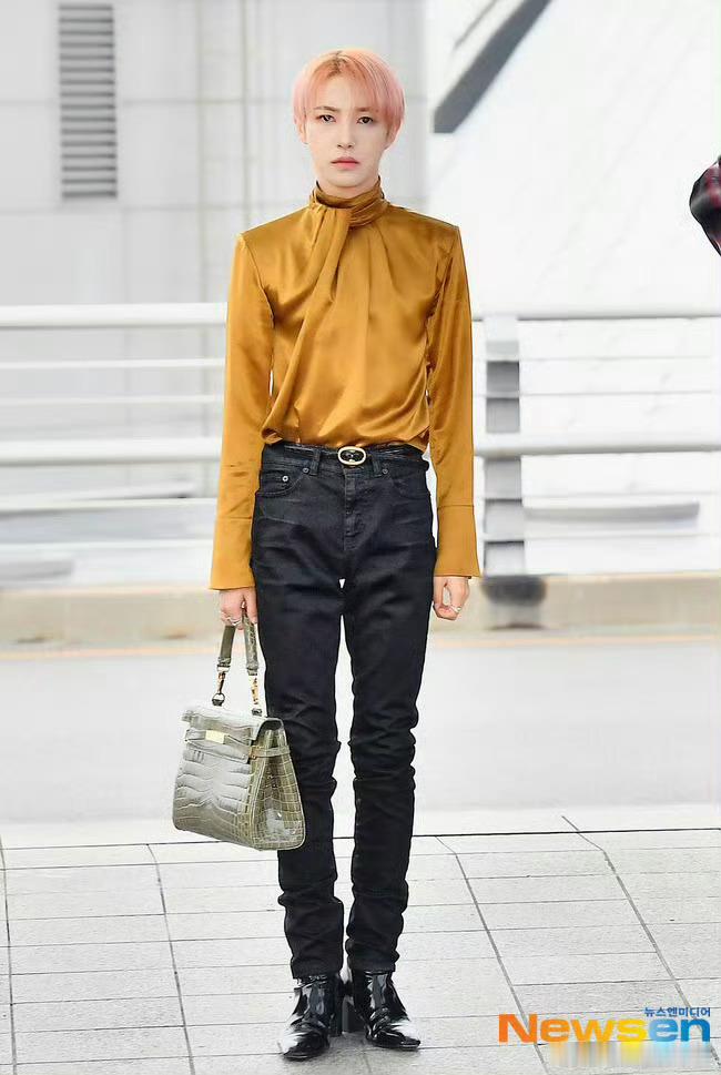 黄仁俊今日机场look 谁家的贵气公子 ​​​