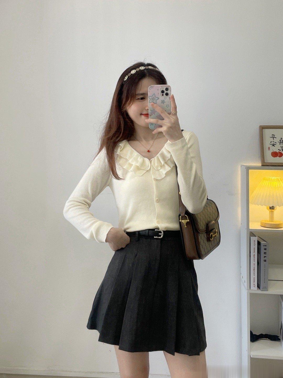 9月24号早10点开拍🈵199➖20呦温温柔柔的米色上衣，荷叶领口，扣子是可以