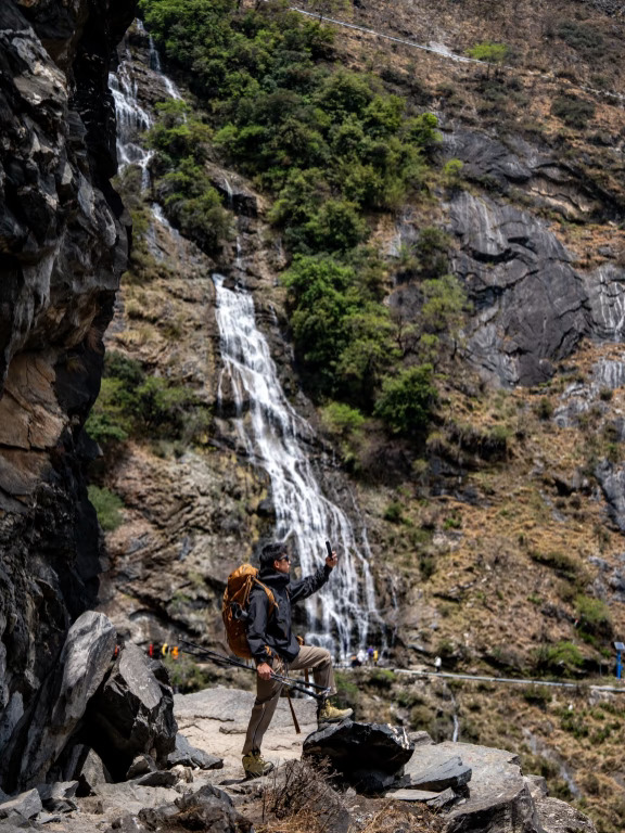 小屏大魔王，携手征服虎跳峡！