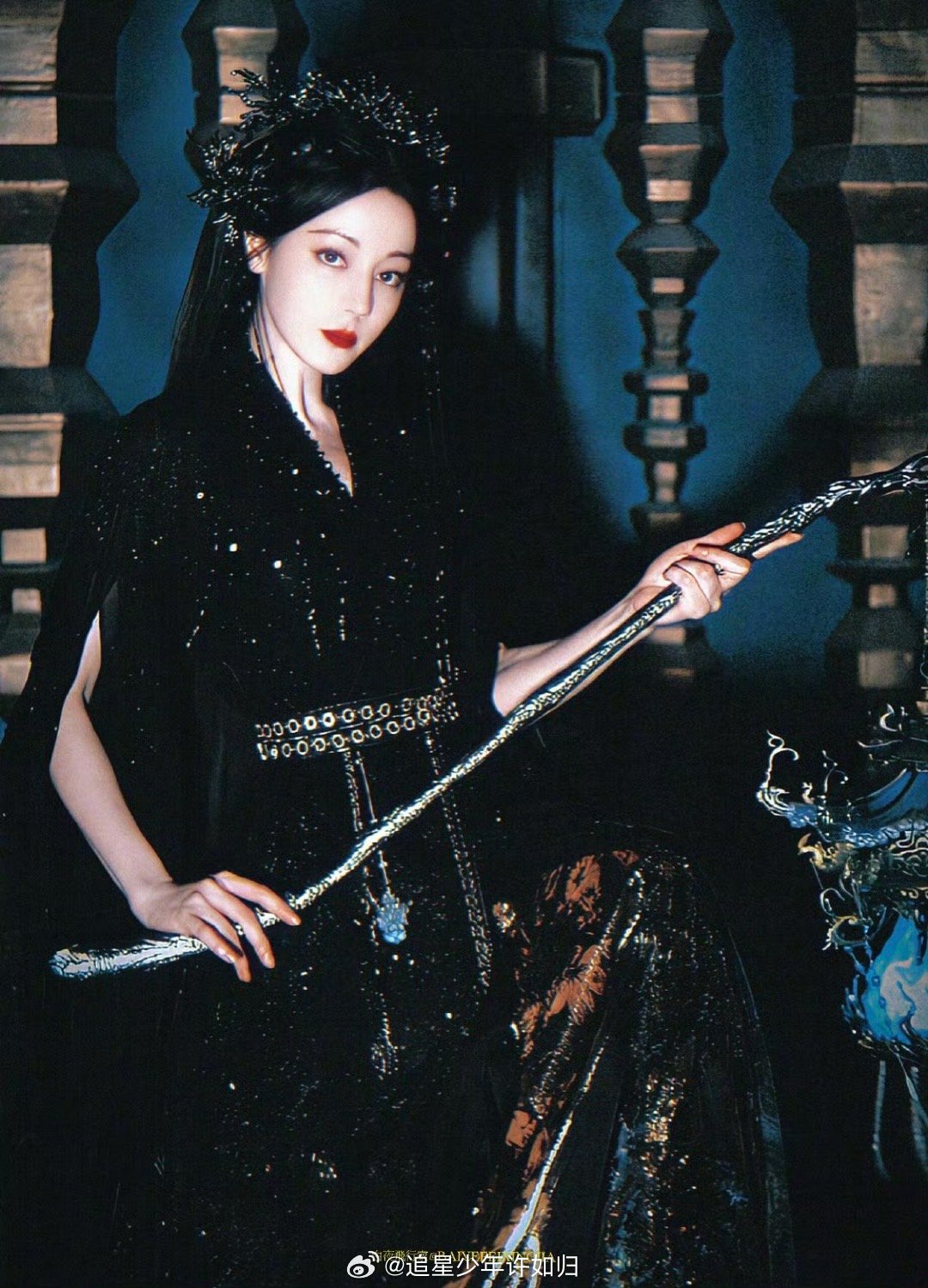 迪丽热巴提灯来啦 救命！迪丽热巴在《白日提灯》追剧团的造型太绝了！皮裙加身手提明