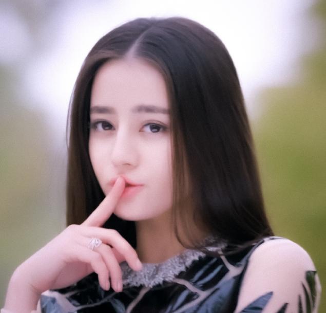 迪丽热巴当年演女二的时候就是很出圈
《克拉恋人》确实掀桌唐嫣，《三生三世十里桃花