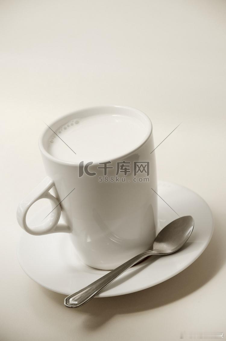 烫牛奶是善良的食物 深夜加班回到家，我妈从厨房端出一杯刚烫好的牛奶，冒着热气，杯