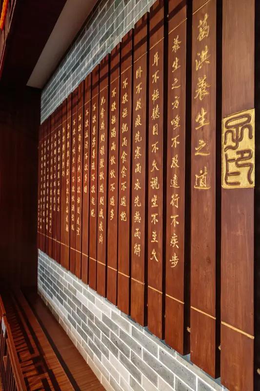 人到老年，话便多了起来，这乃是一种生理现象，正所谓“人老话多，树老根繁”，咱们可