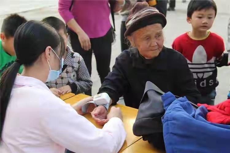 为什么说中国医疗廉价？

因为所有公立医院的医疗价格（检查，检验，手术）都是医保