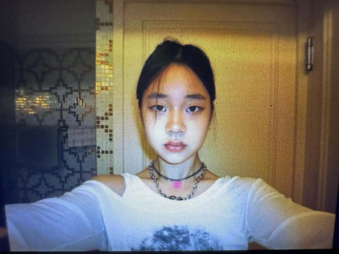 许老三分享照片～姐姐Elly留言：是我的衣服👉姐姐Lily：是我的相机👉许老
