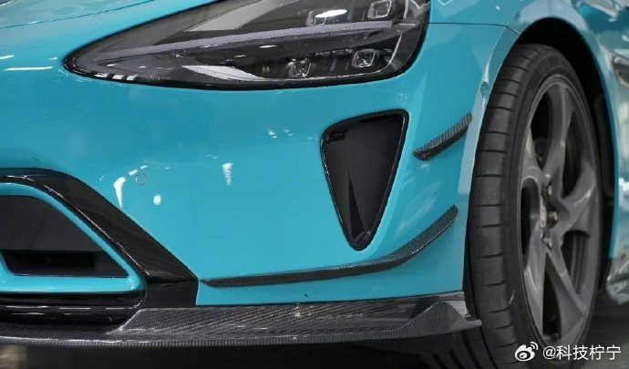 小米SU7，以碳纤维之力，让赛道上的每一次疾驰都充满力量与优雅。它不仅征服了弯道