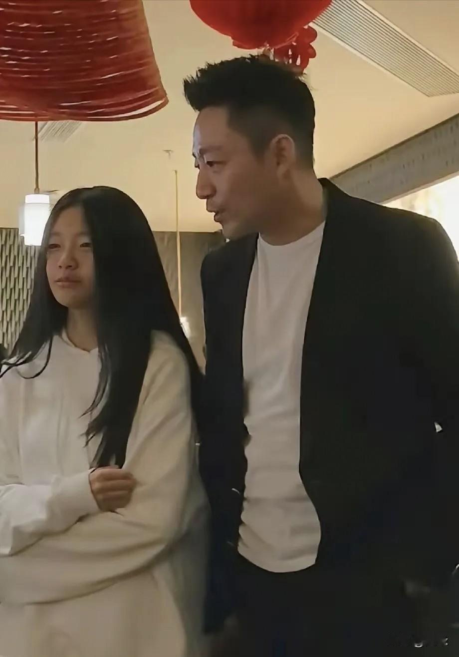 小玥儿正面照曝光！
不得不说，小玥儿正面照确实像极了爸爸汪小菲，眼睛跟爸爸简直是