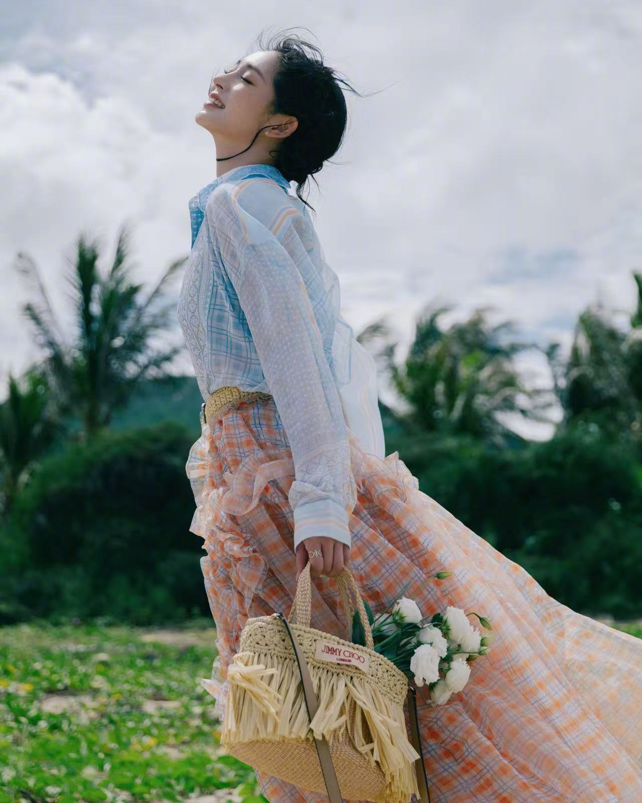周洁琼海盐芝士妆海风遇上海盐芝士妆氛围感直接拉满，淡雅色调柔和修饰五官，风格清爽