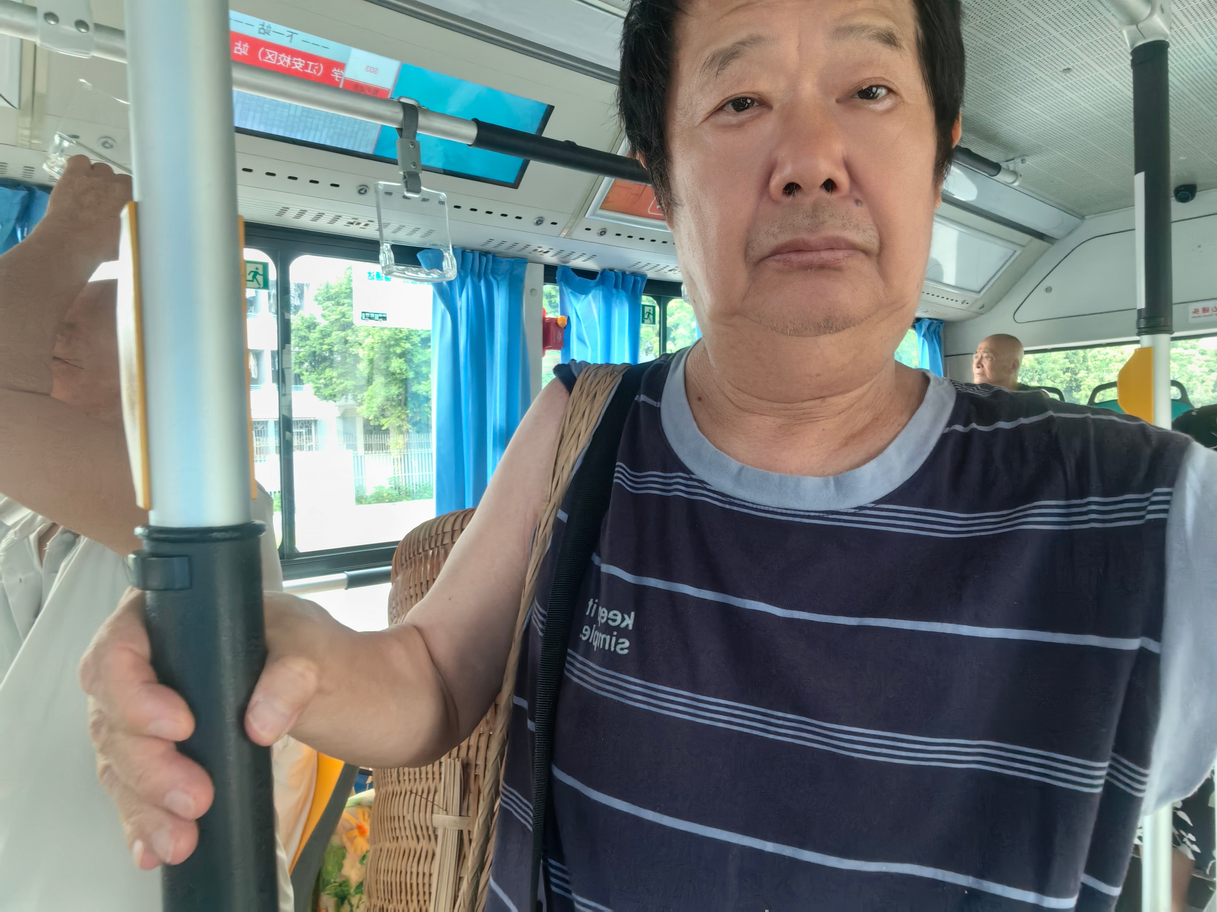 坐S03双语报站公交去文星镇买菜买肉，去的时候，有一个平台可以放空花儿。回来的时
