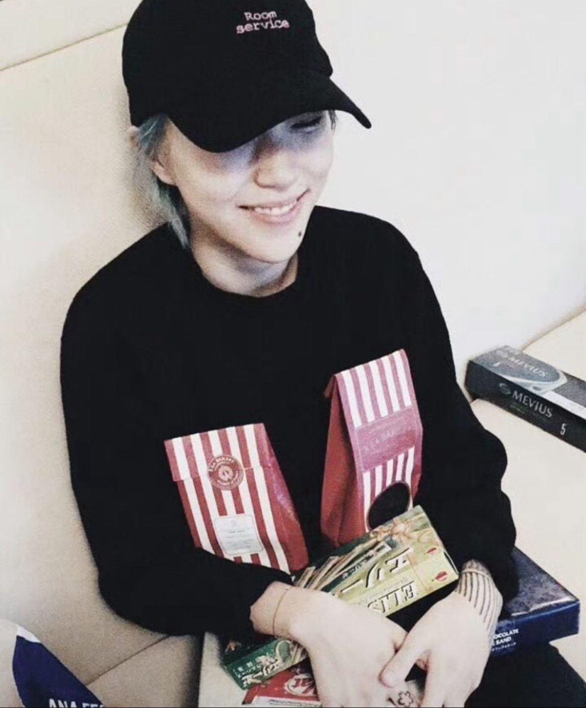 蓝发窦小姐 权威的19岁…耳帝说窦靖童唱起来让人昏昏欲睡