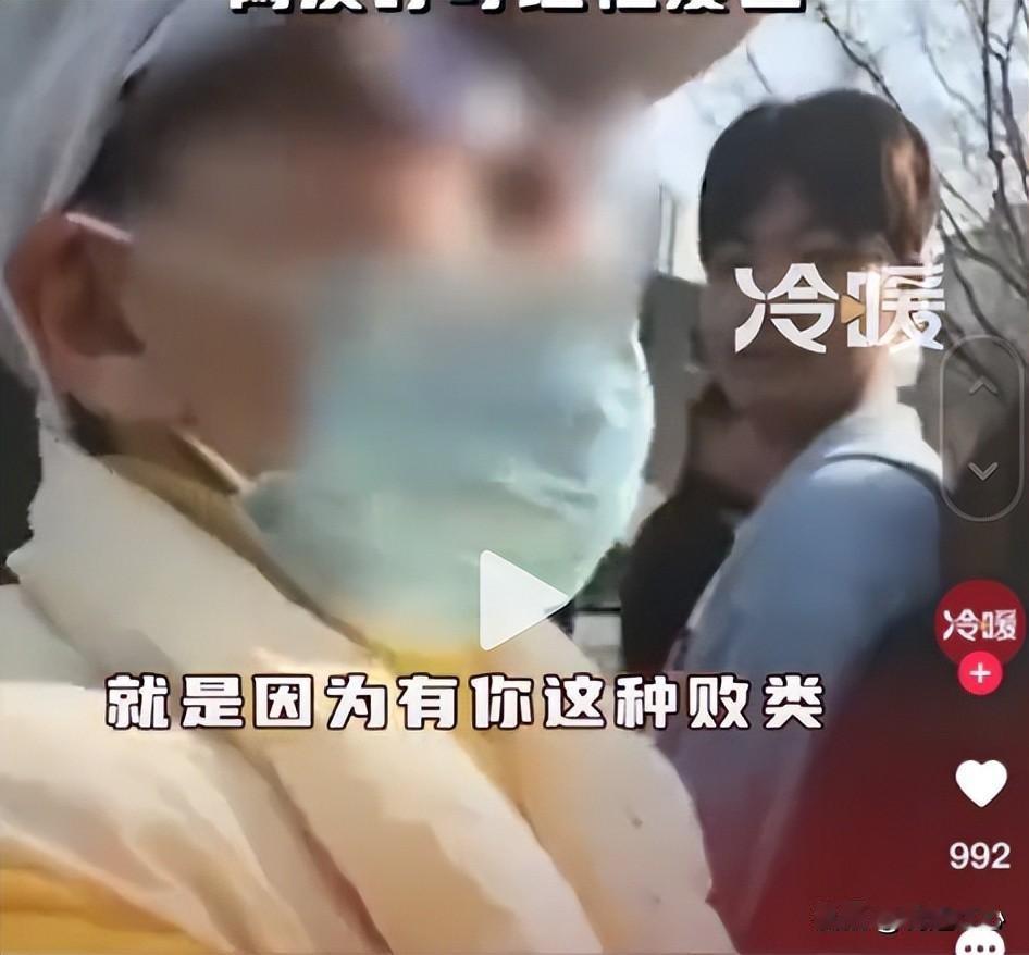 这次支持胡锡进先生。胡锡进回怼大妈是完全正确的，虽然那位大妈身边的掌声仿佛在说她