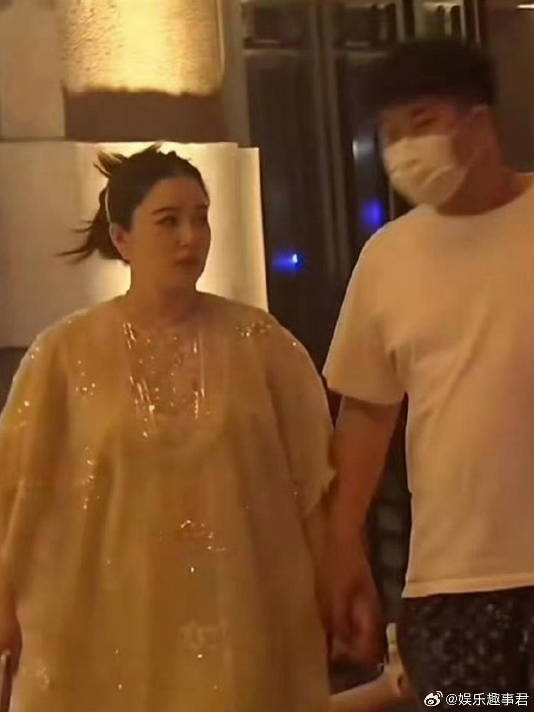 阚清子挺孕肚和老公一起逛街阚清子和富二代姐夫逛街被拍到，二人身穿休闲服装，大拖鞋