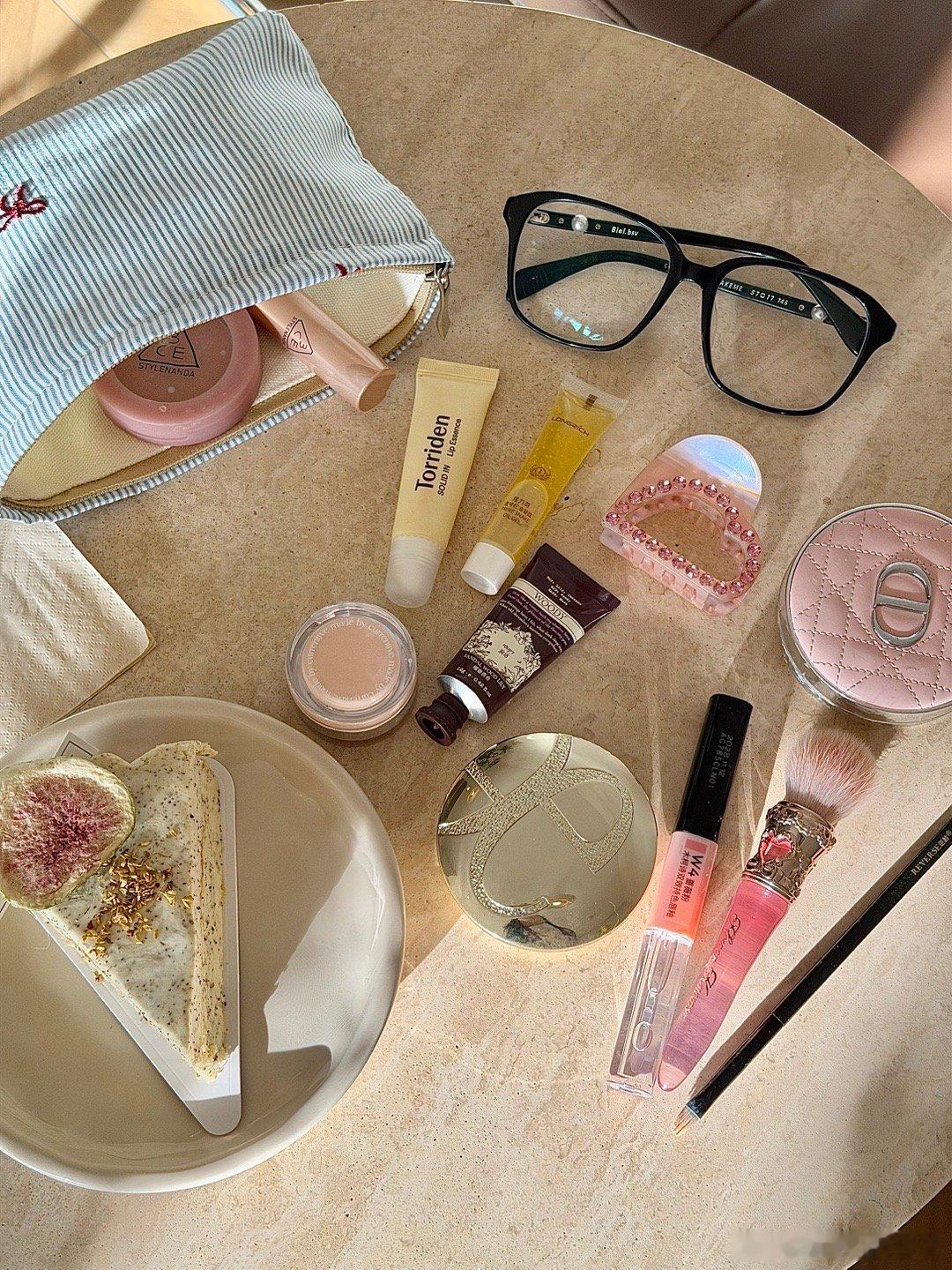 🎀拍照会带的补妆小包📝翻包记