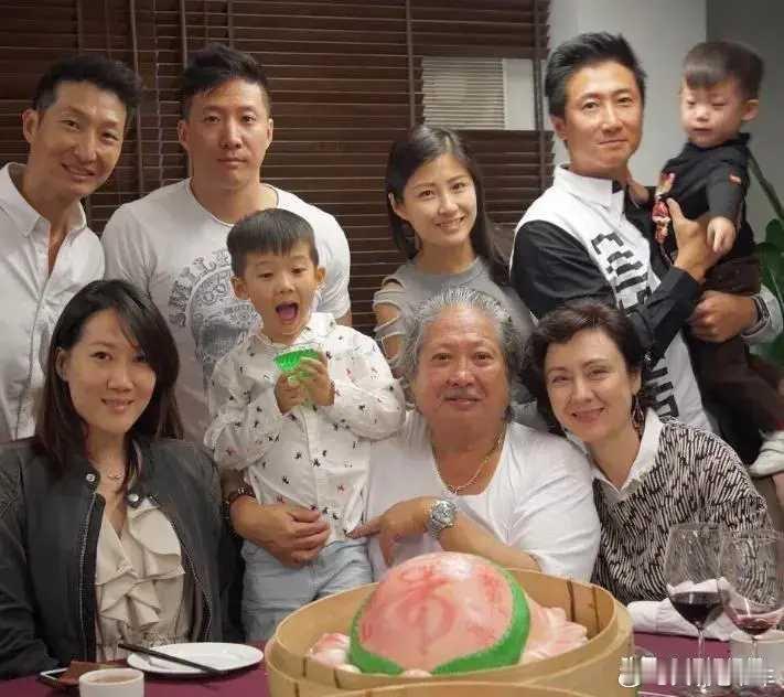 曝洪金宝儿子儿媳双双出轨 儿子儿媳出轨，洪金宝真能管住？[笑哈哈][笑哈哈][笑