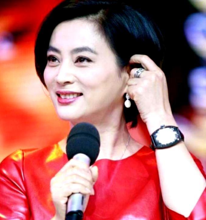 1997年，甜歌皇后李玲玉与犹太富豪杰瑞喜结连理。婚礼前夕，李玲玉半开玩笑地打趣