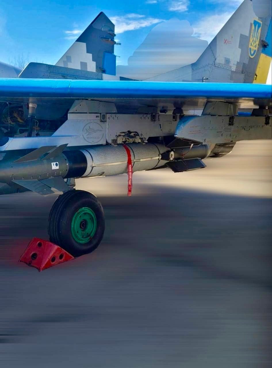 乌克兰空军米格-29准备执行攻击任务，飞机装备有法国提供的 AASM 增程制导炸