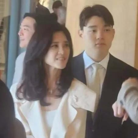 李富真和前夫要是生的是女儿，
会不会就有贵气感了。
李富真的儿子虽然考上了首尔大