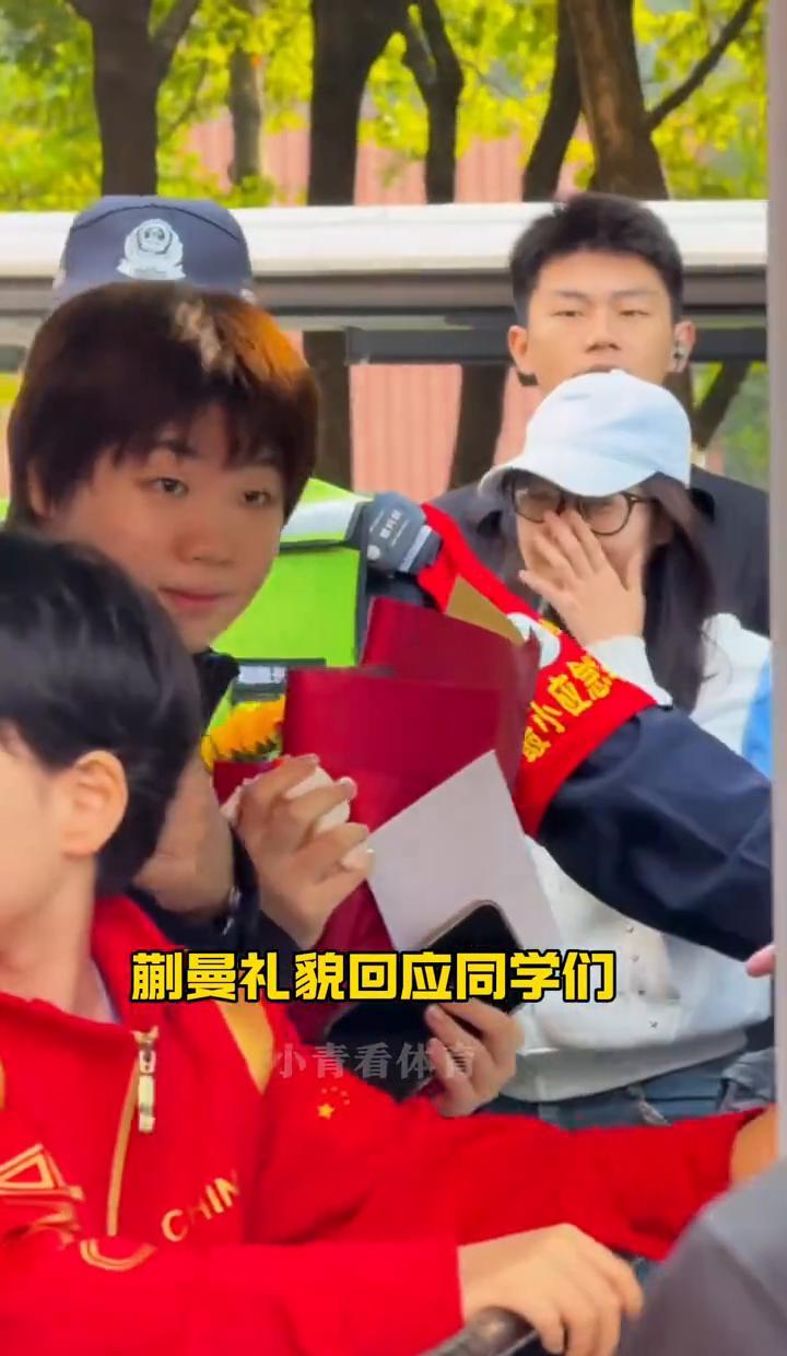 蒯曼用玉米棒打乒乓球，却让华农学生盯住了自己的食堂餐盘。
这次“国球进校园”，她