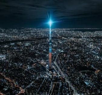 东京夜空出现无人机拼出的“美日同框画面”，看似是一场科技灯光秀，但放在G7之后的