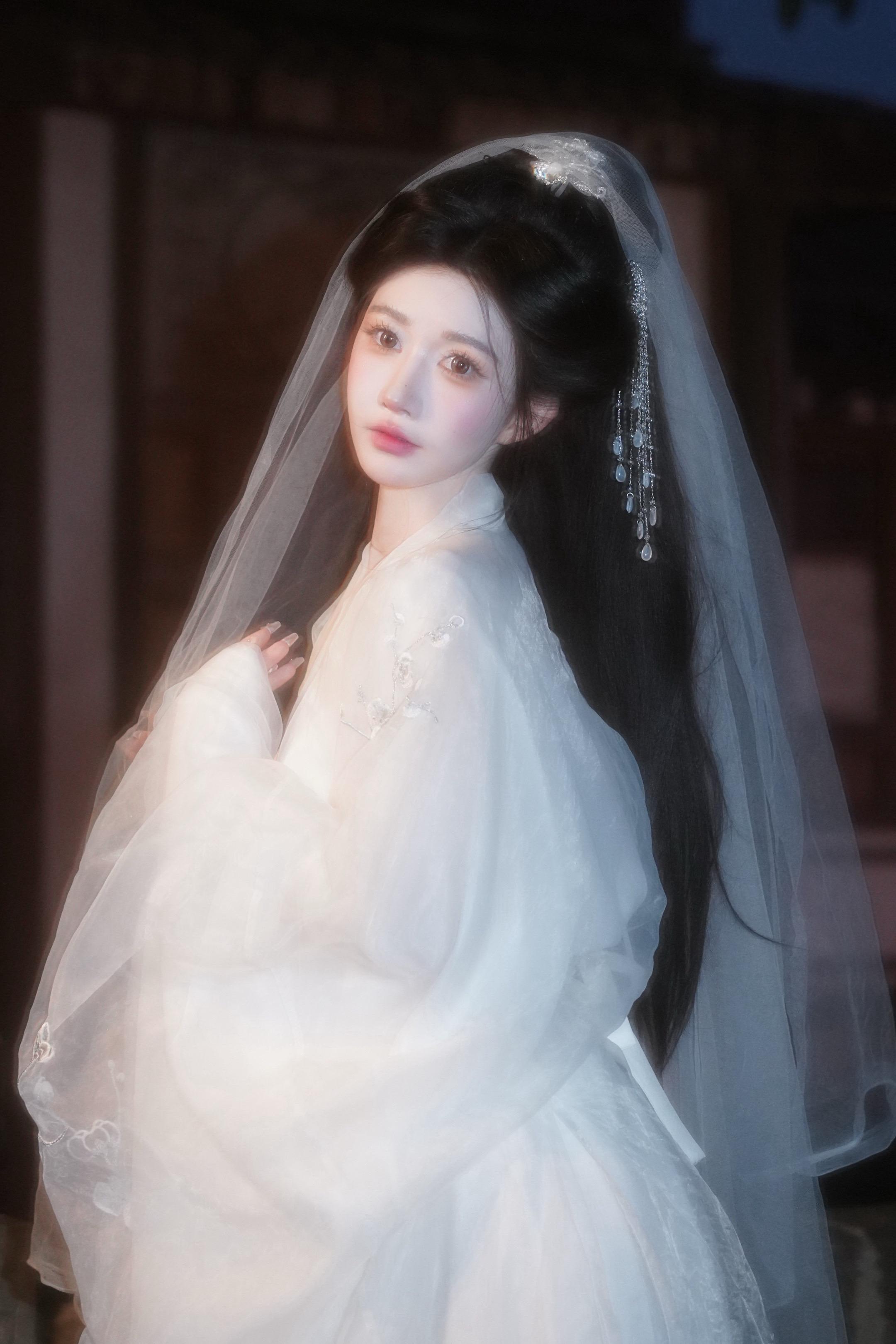 浮生暂寄梦中梦，世事如闻风里风。