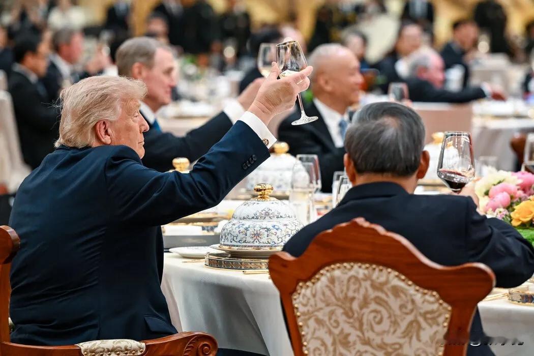 美西方从不懂得人情世故，那要分谁和谁；
特朗普从来滴酒不沾，那要看是什么场合；