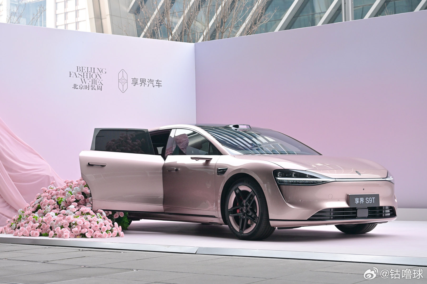 享界正式推出两款好看又耐看的新车色：星玫粉和月绒白，日常开、出门拍照都很合适。星