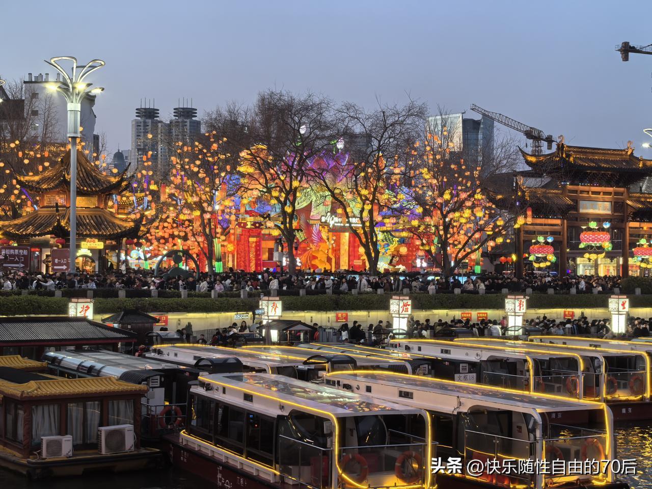 钟声敲响希望，烟火点亮夜空，愿我们在马年的征程上，乘风破浪，前程似锦。