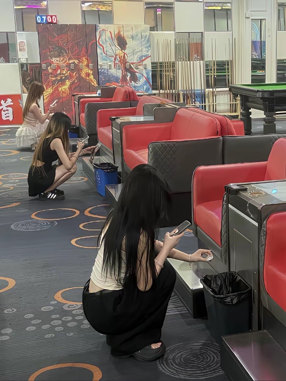 有知道的吗，她们在扫什么 ​​​