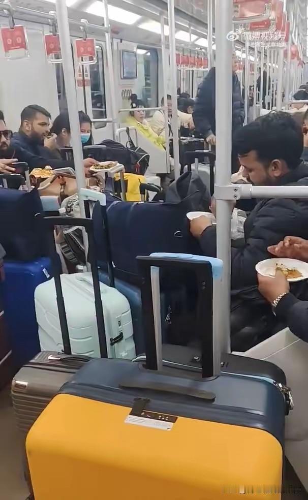 唉，满满一车厢的三哥，还公然在车上吃手抓饭……
 
你往车厢里扫一眼就懂这滋味—