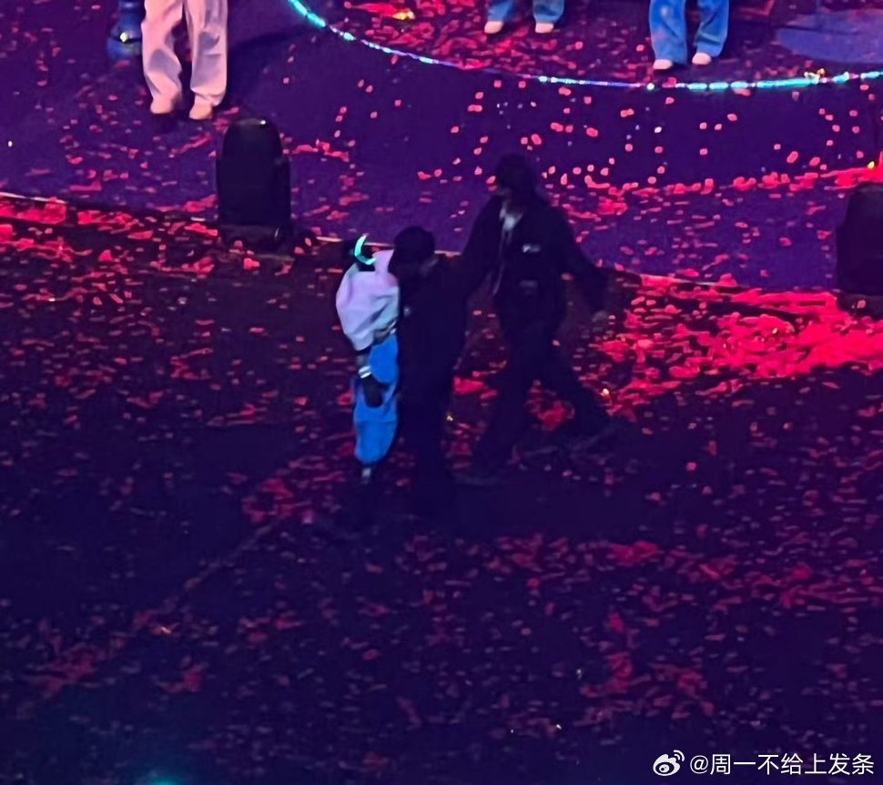 机器人在张杰演唱会演上小品了张杰演唱会机器人舞台创意拉满，科技感与氛围感双在线。