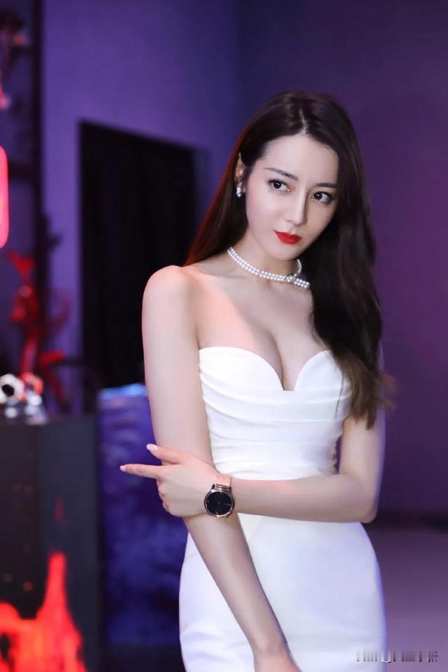 突然发现一个有意思的事
那就是凡是跟迪丽热巴合作的男演员
不仅会被她的美貌迷住