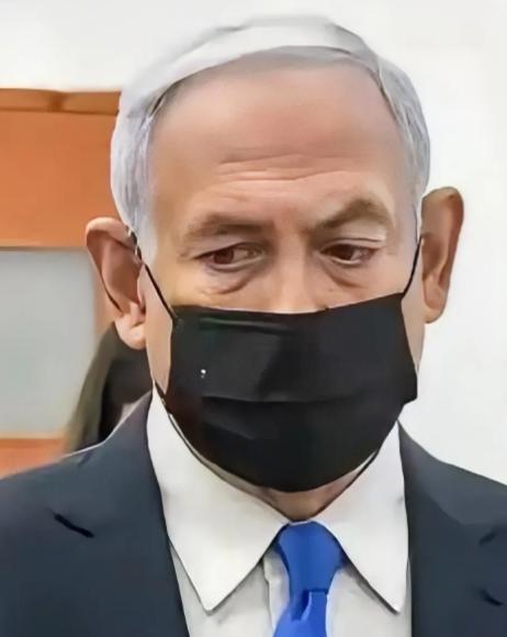 很多年以后，人们或许会记住这样一个画面。在法庭的证人席前，一个曾经统治以色列政坛