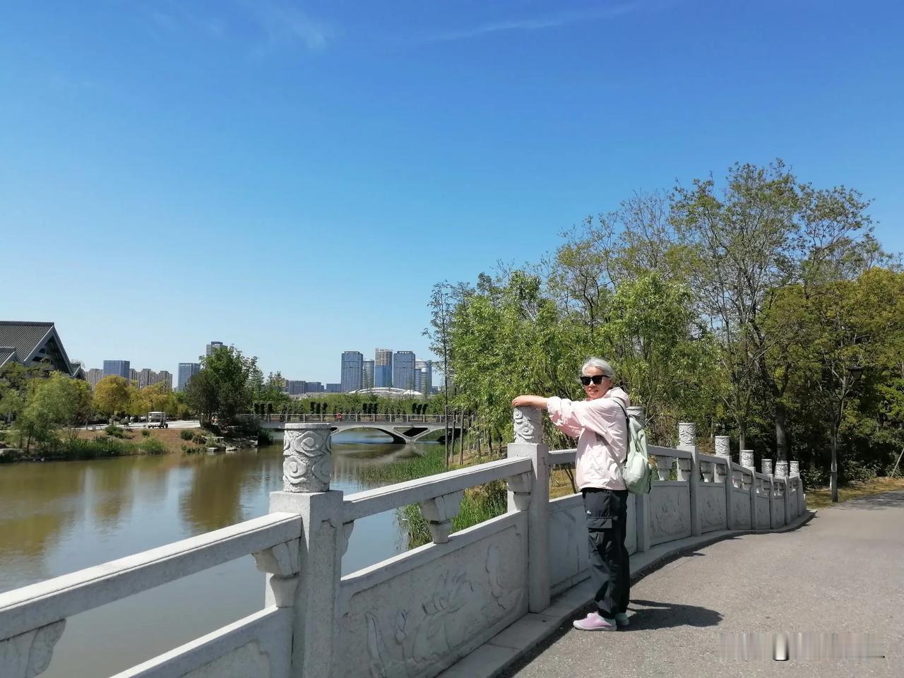 乙巳谷雨
2025 04 20
乙巳谷雨艳阳天，
漫步南通植物园。
青草花圃片接