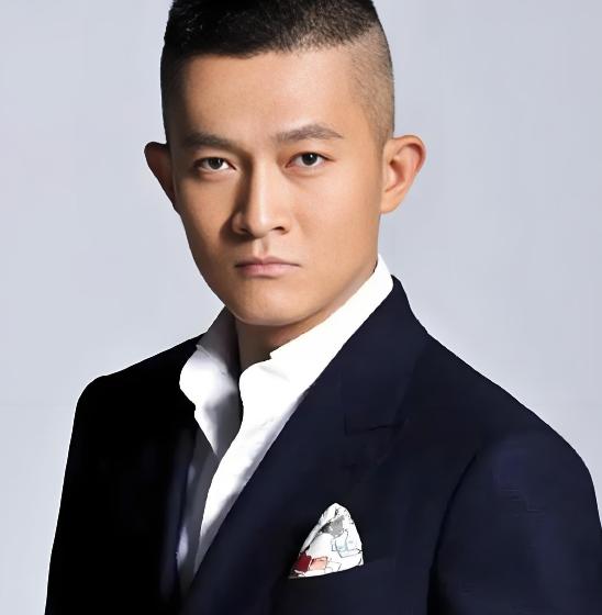 2002年，杨志刚和江珊合作拍戏，突然，杨志刚从背后搂住她的腰，几秒后，江珊说：