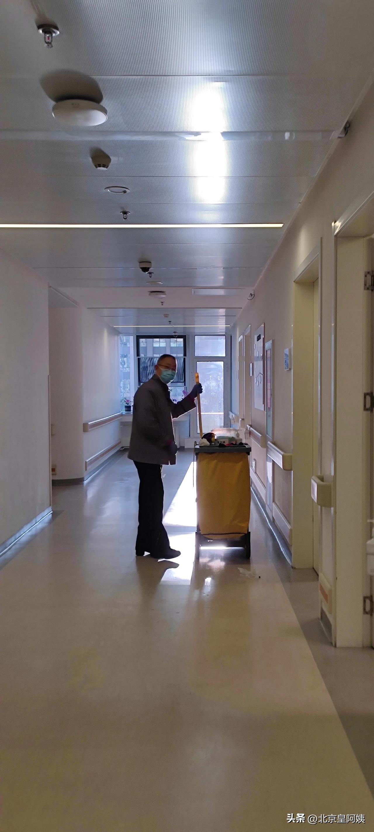 今天早晨都已经快七点了， 清洁工还没有到病房里来擦地，这事有点反常。
往常每天不