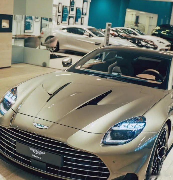 新年新气象，Aston Martin Vanquish闪耀登场，金灿灿的车身，如
