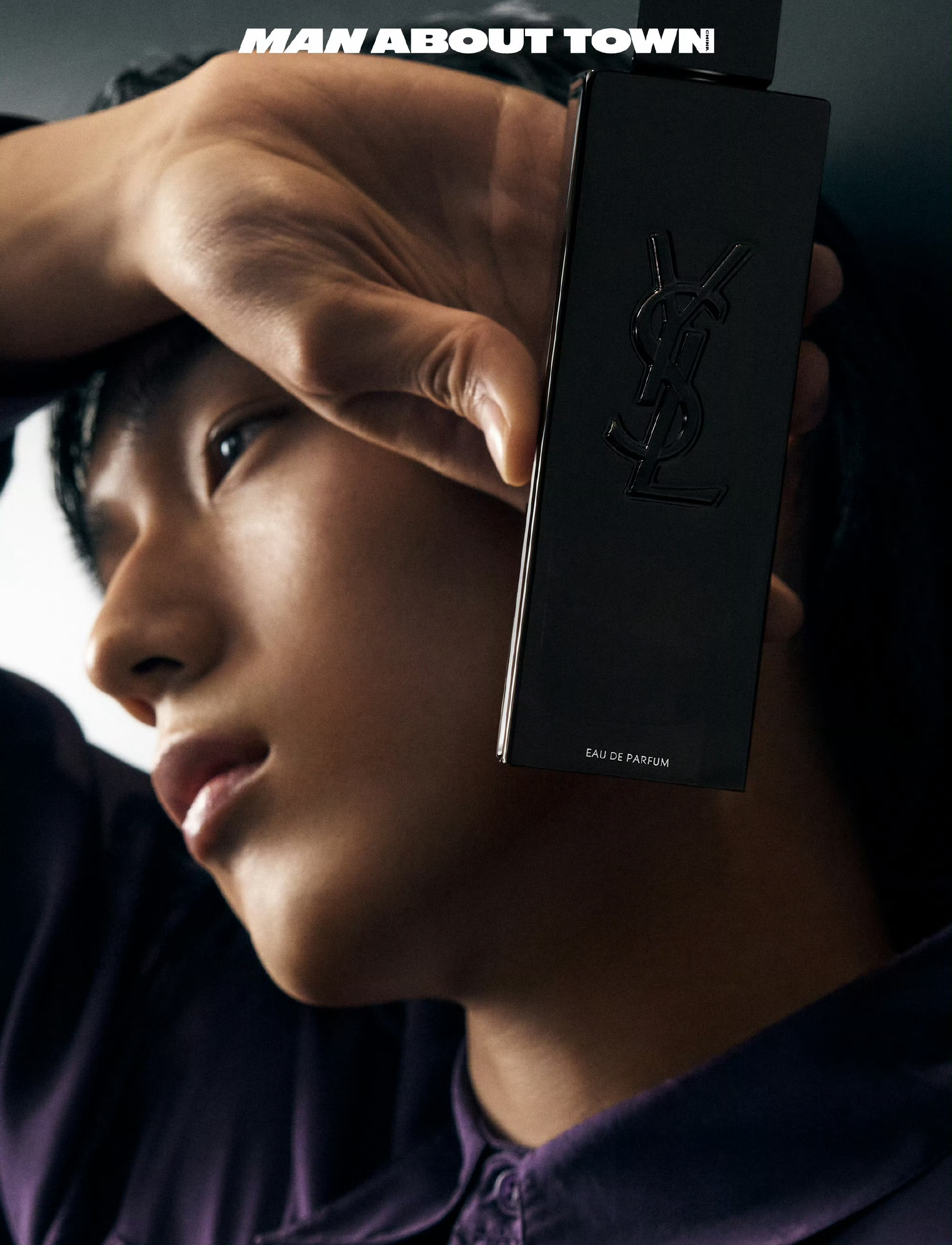 着装完毕，镜前停驻。摄影：FENGDU化妆：谈梦娜模特：Yiyan Yang、靖