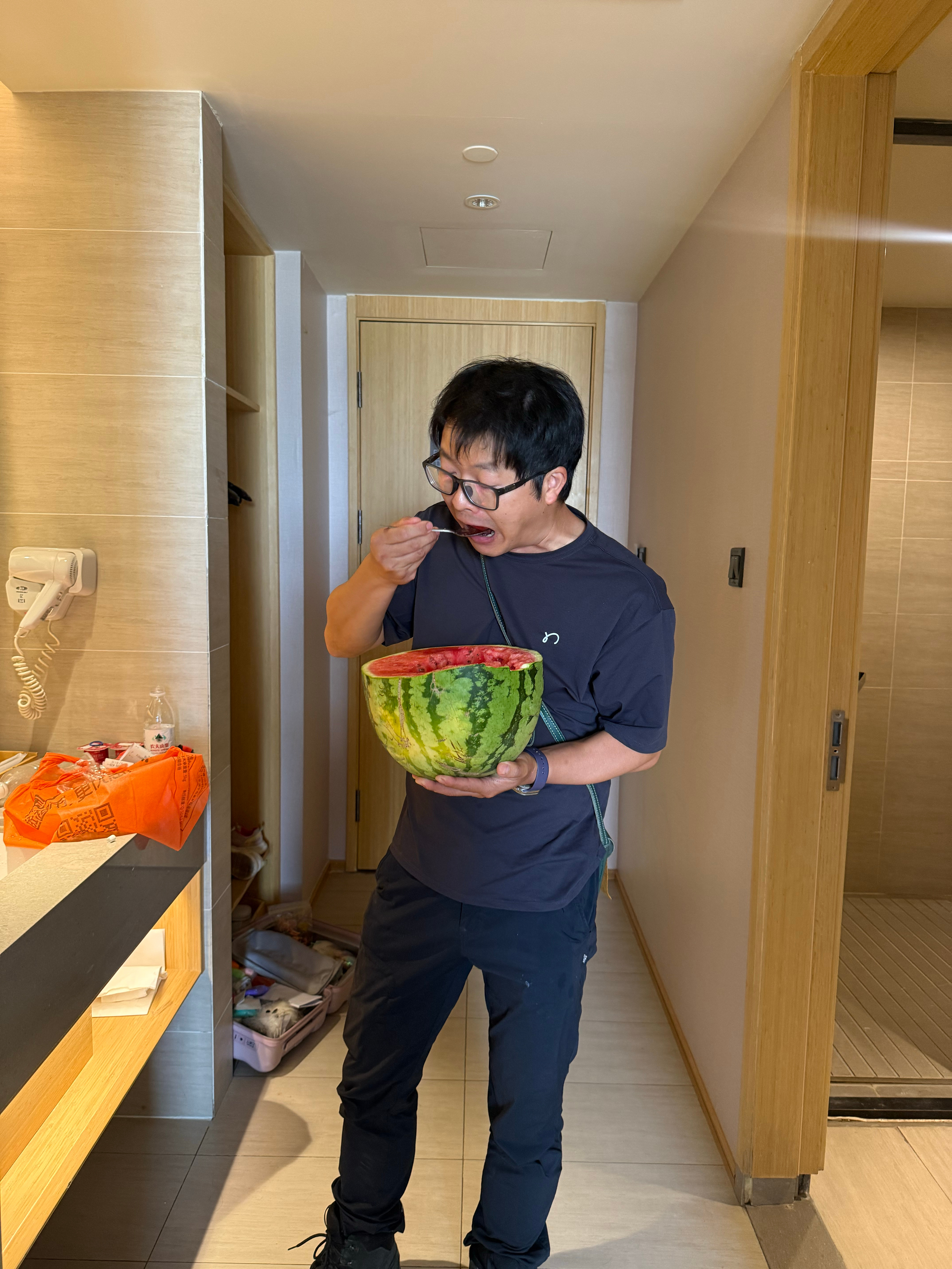 要退房走了看到小陈叫了一个这么大的西瓜我：干嘛买这么大的西瓜？他：不知道这么大啊