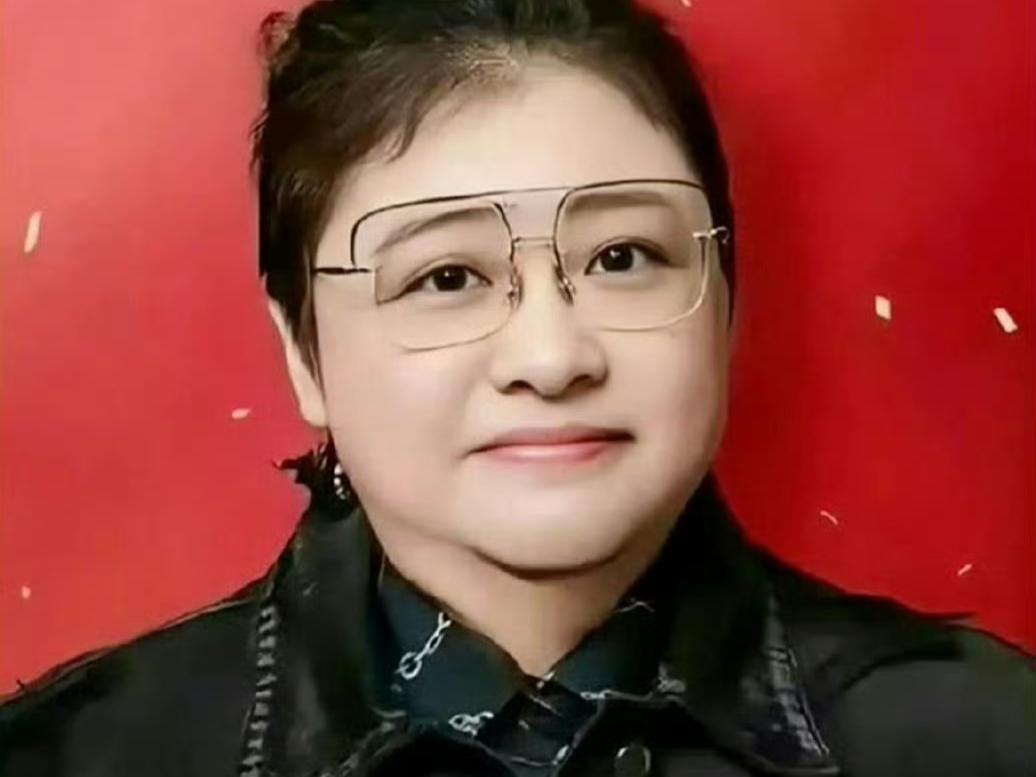 一起走个过场，老少爷们儿捧个场
韩红自曝从前是校花，如今不算笑话。瞧她18岁的军