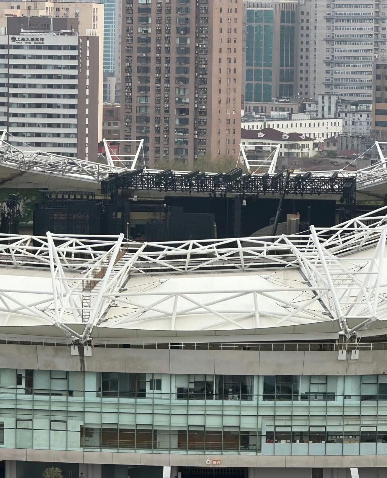 陈楚生荒芜之境上海站的楼越盖越高。
前方传来最新消息，楚生哥哥为演唱会盖的盖楼已