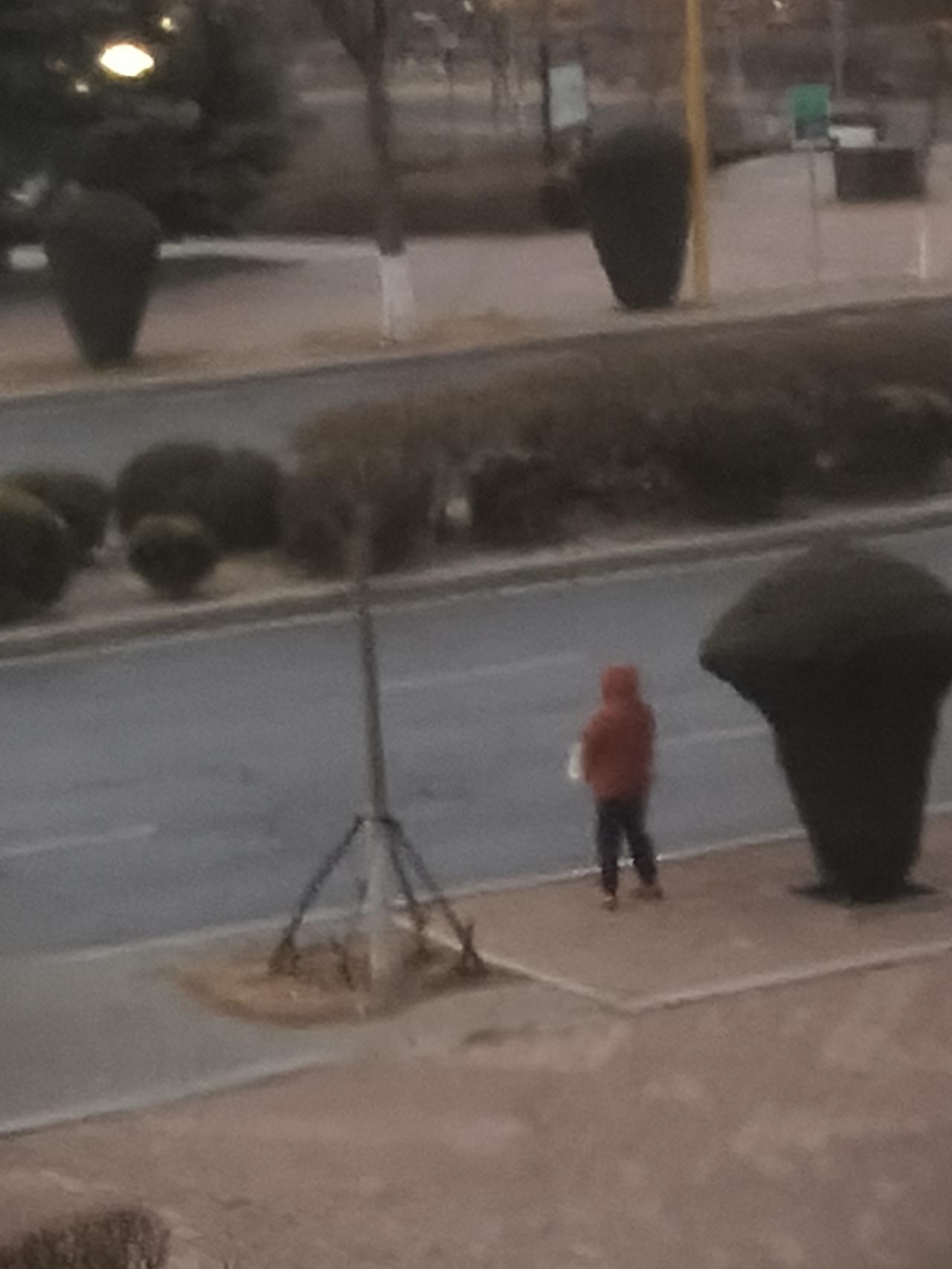 春寒料峭的早晨，城市马路边上早班的等车人